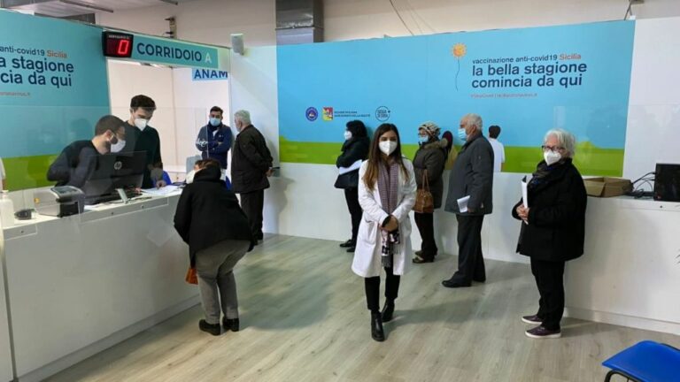 Vaccino, Hub Fiera Messina aperto anche di notte per gli over 50
