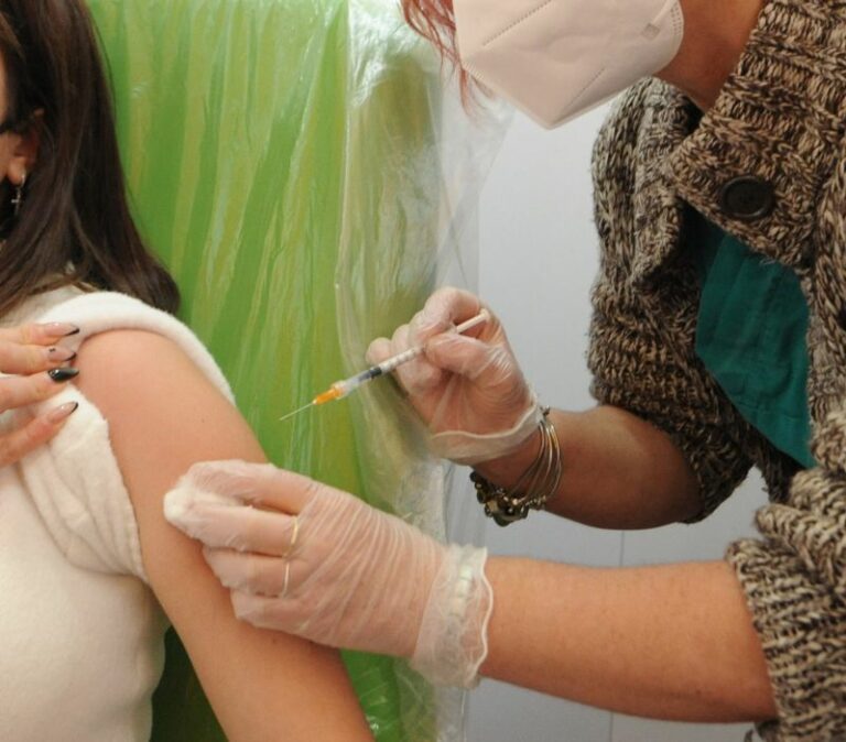 Record somministrazioni del vaccino, sfiorata quota 700mila in 24 ore