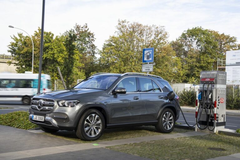 Mercedes-Benz Italia, con la spina il 30% delle auto vendute nel 2021