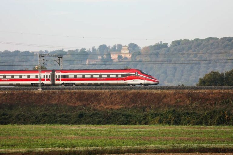 Accordo Ferrovie-Tim per potenziare internet in treno