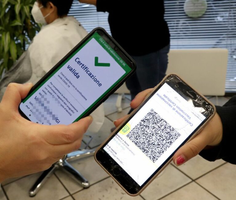 Draghi firma il Dpcm, niente green pass nei supermercati e nelle farmacie