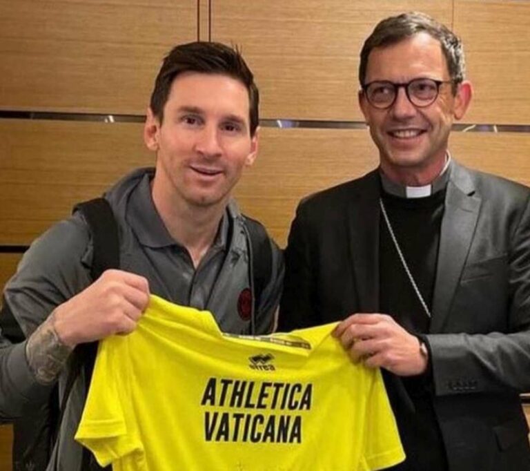 Consegnata a Messi maglia Athletica Vaticana con dedica Papa