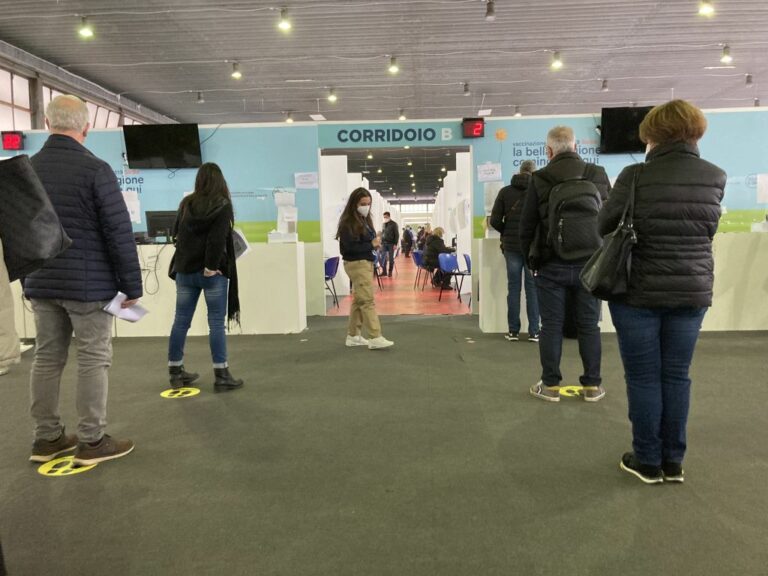 Vaccino, stop alla fascia serale in Hub Fiera a Palermo