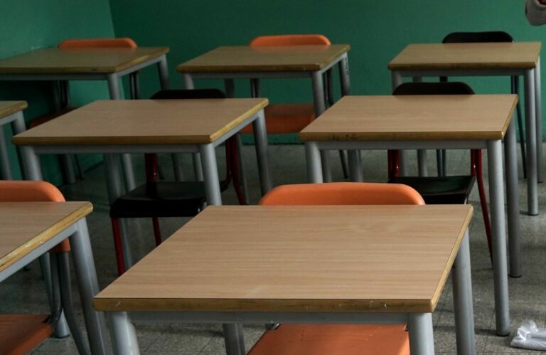 Covid, la Regione Emilia Romagna pronta a vaccinare nelle scuole