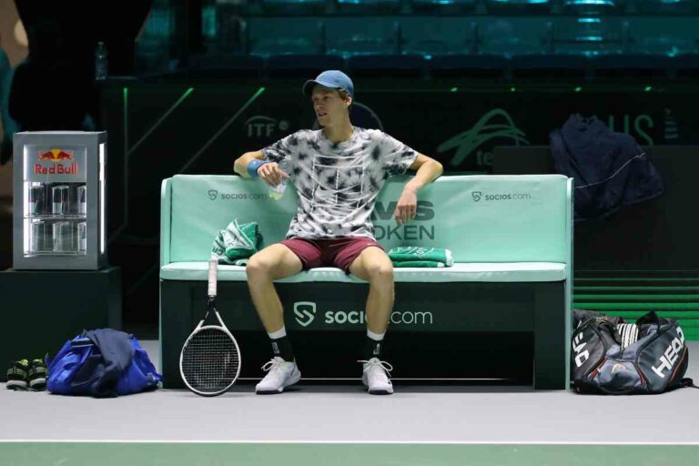 Sinner sbatte contro Tsitsipas e saluta gli Australian Open