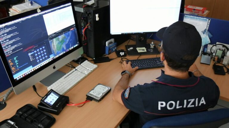 Arrestata 22enne per estorsioni sessuali, 60 vittime
