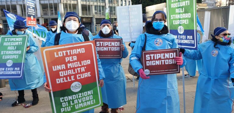 Sciopero infermieri, a Milano protesta sotto al Pirellone