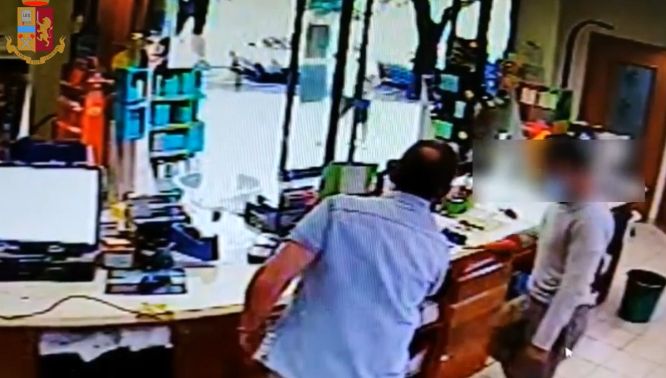 Rapinatore seriale arrestato a Roma, tradito dai tatuaggi