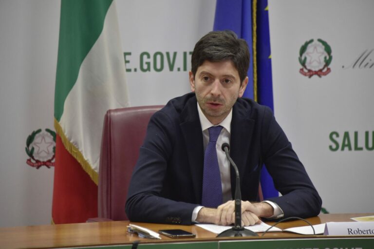 Covid, Speranza “Vaccini decisivi per contrastare Omicron”