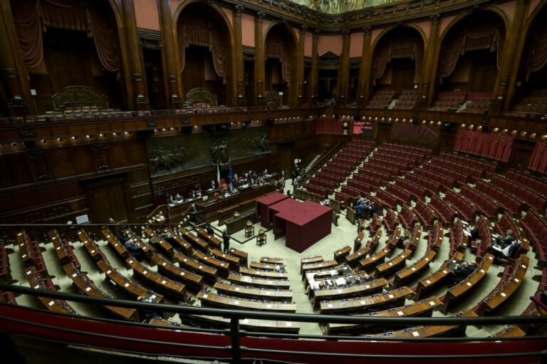 Maggioranza esulta per il Mattarella bis, restano nodi per il governo