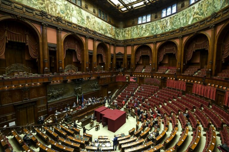 Quirinale, fumata nera al secondo scrutinio, 527 schede bianche
