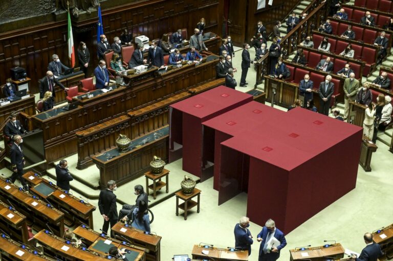 Quirinale, terza fumata nera, 125 voti a Mattarella