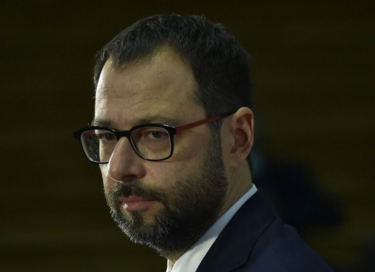 Patuanelli “Nessuna preclusione su Draghi al Colle, ma no crisi al buio”