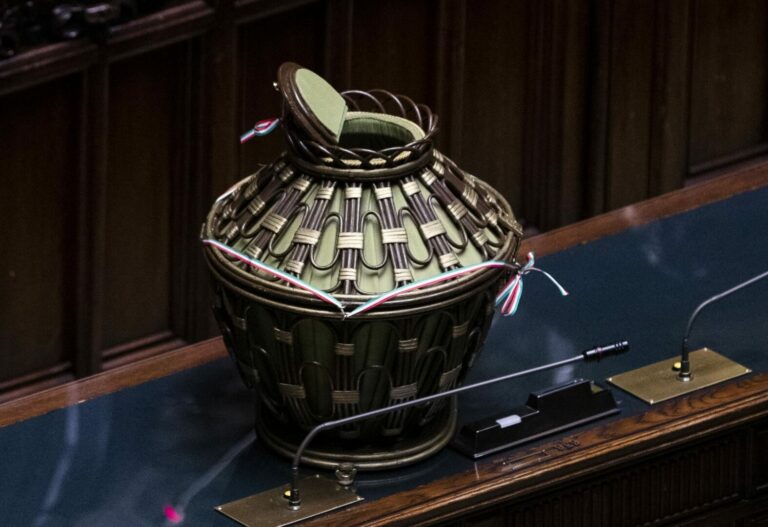 Quirinale, sesta fumata nera, si tratta su un presidente donna