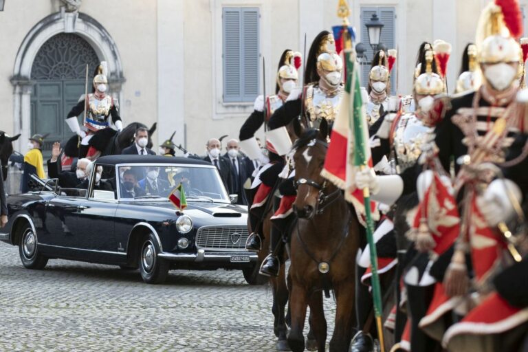 Mattarella torna al Quirinale con la Lancia Flaminia Presidenziale