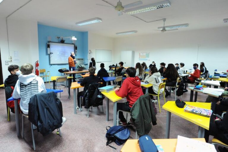 Scuola, crescono tecnici e profesionali ma 56,6% sceglie i licei