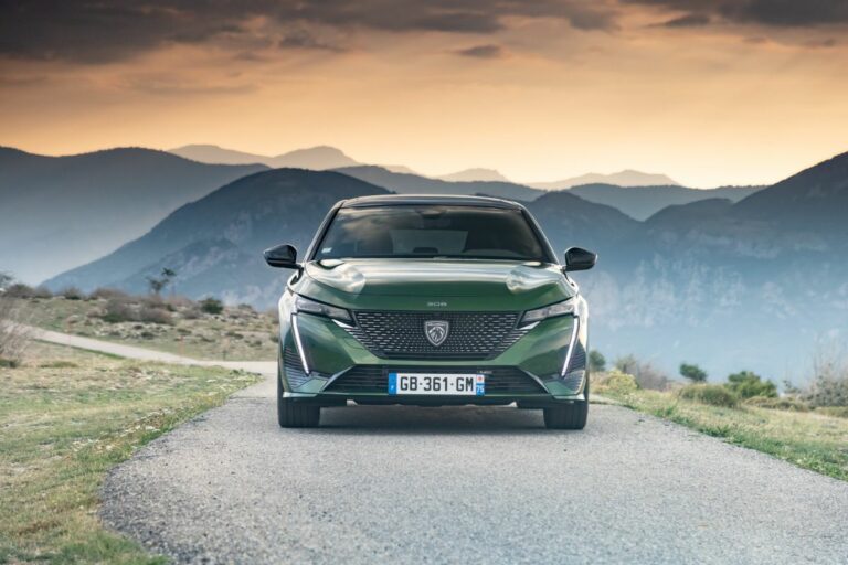 I segreti high-tech del nuovo logo di Peugeot 308