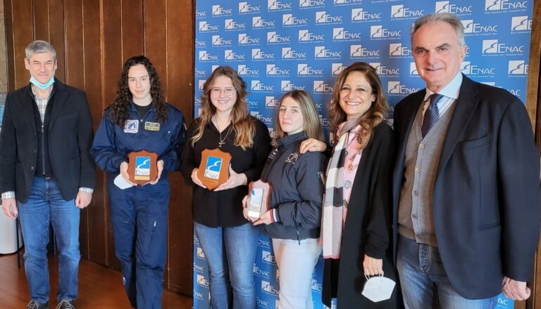 Enac premia tre giovani donne pilota