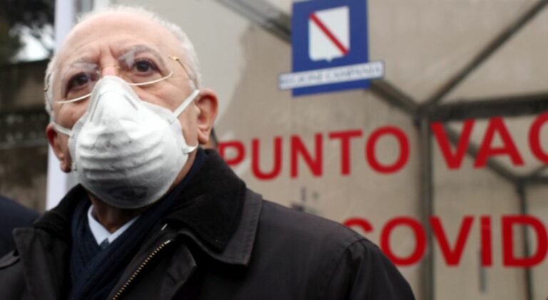 Covid, De Luca “In Campania mascherine all’aperto, no a prese in giro”
