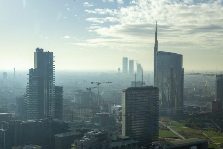 Uno studio, lo smog aumenta il rischio di mortalità da Covid