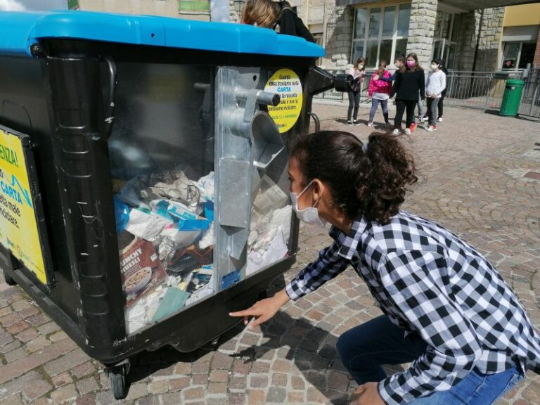 Rifiuti,”La Grande Macchina del Mondo” nelle scuole dell’Emilia Romagna