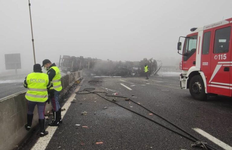 Cisterna a fuoco su A1 vicino a Lodi, un ferito