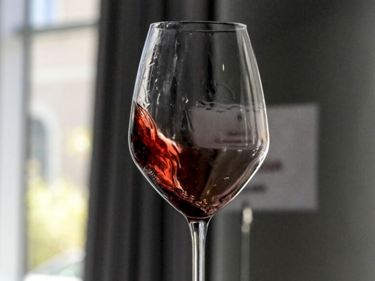 Vino, Europarlamento cancella il riferimento al cancro dalle etichette