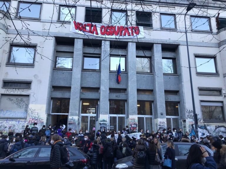Scuola, occupato il liceo Volta a Milano