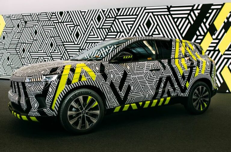 Renault Austral, test su strada camuffandosi con stile