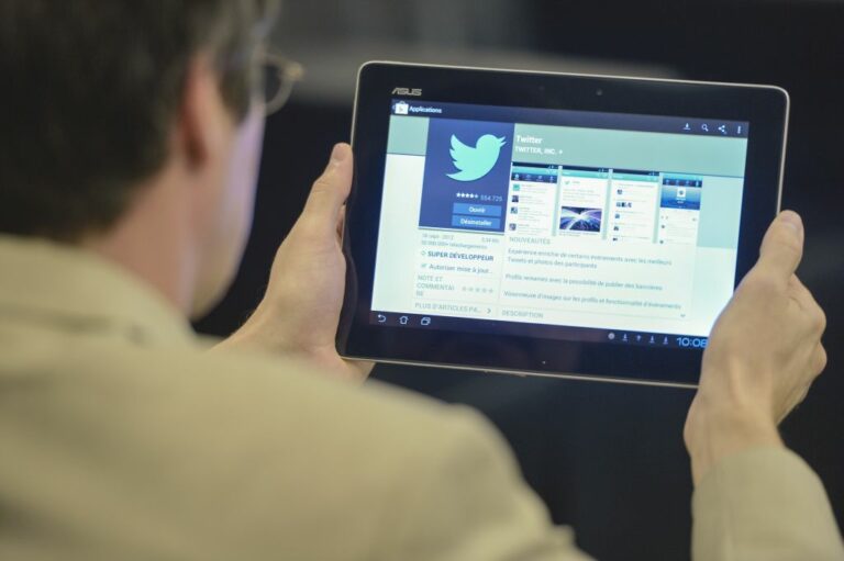 Nel 2021 tutti sul web ma su smartphone e tablet