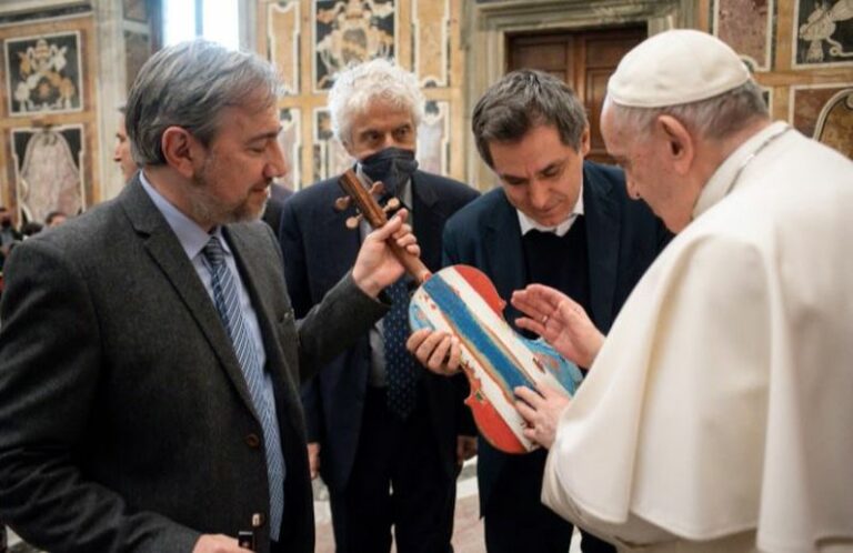 Con il progetto “Metamorfosi” i barconi dei migranti diventano violini