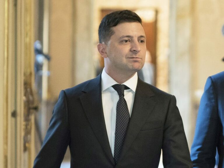 Zelensky “Non ci arrenderemo, lotteremo in ogni piazza”