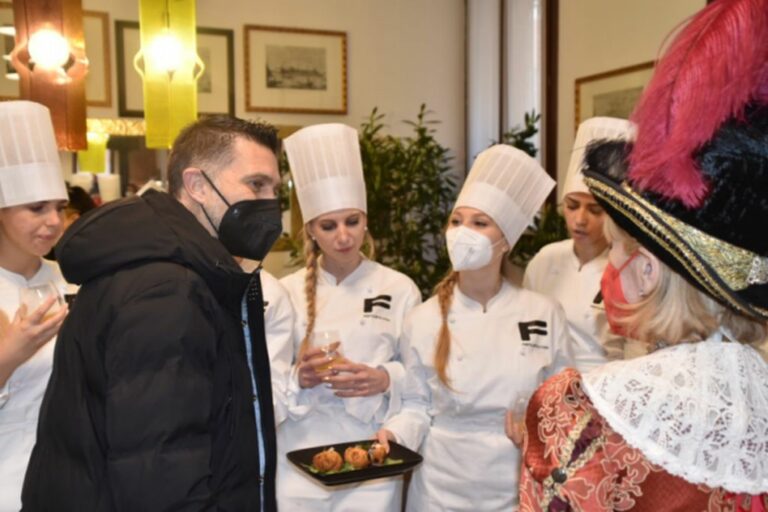 Venezia, le Marie del Carnevale in cucina con gli studenti