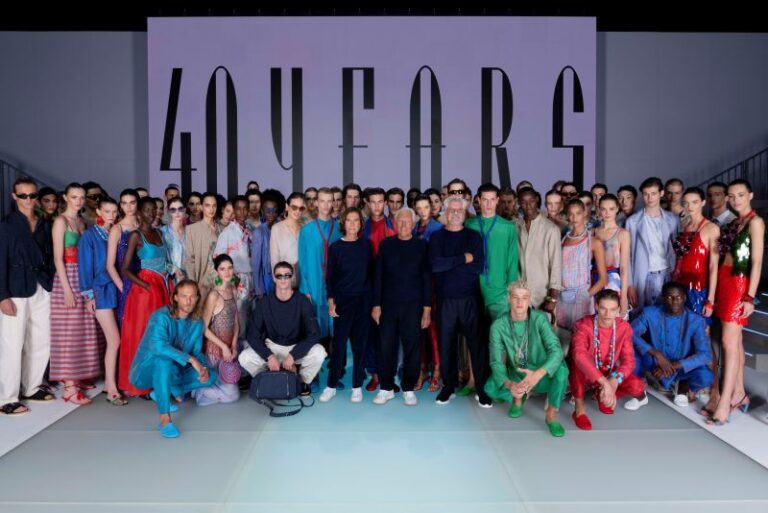 Armani invita i dipendenti alla sfilata di Milano
