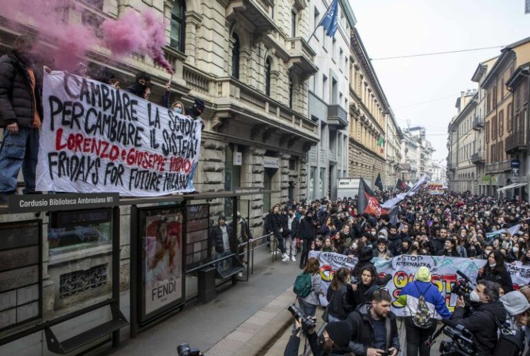 Studenti in piazza per protestare contro il modello scuola