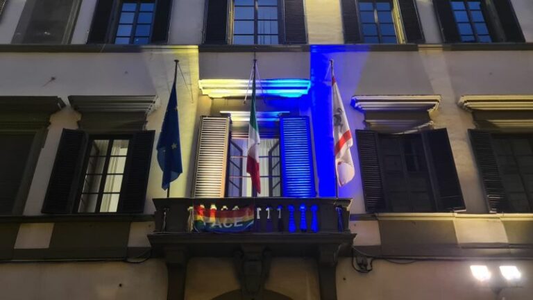 Toscana, Palazzo Pegaso illuminato di giallo e blu per l’Ucraina