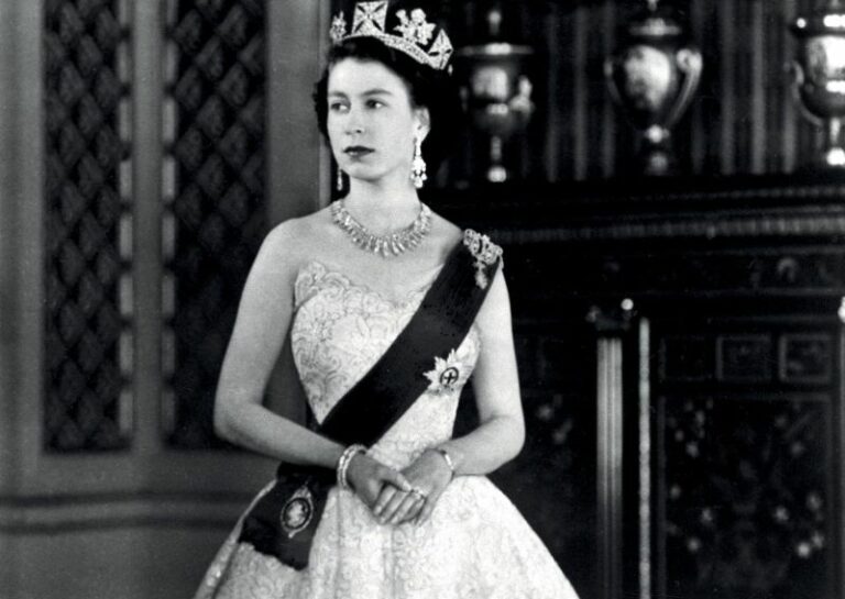 In libreria “Elisabetta & i segreti di Buckingham Palace”