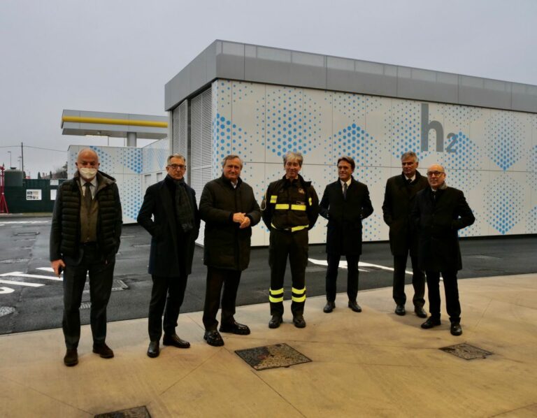 Sindaco visita primo distributore Enistation di idrogeno a Mestre