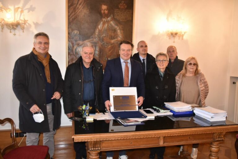 Anla Fincantieri dona alla città un Seabin mangia plastica