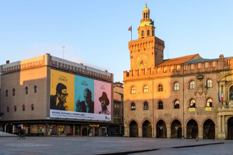 A Bologna una maxi-affissione ricorda Dalla, Roversi e Pasolini