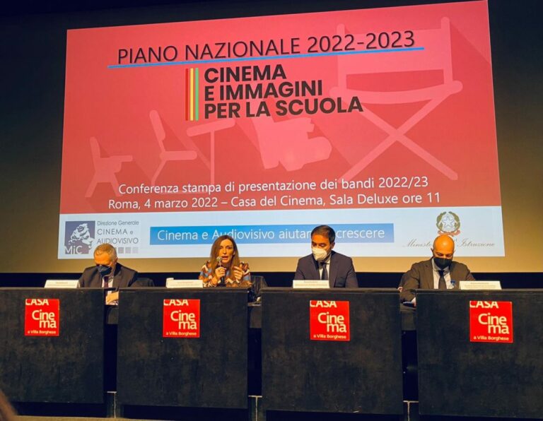 Cinema e immagini per la scuola, al via i bandi da 54 milioni