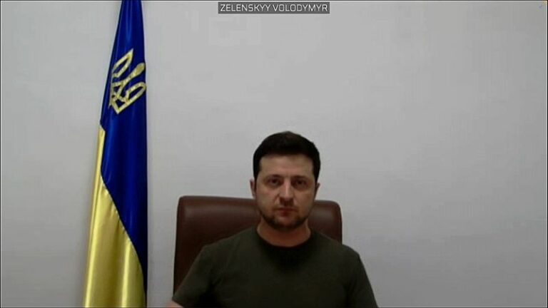 Zelensky: “Continuiamo a combattere, russi pronti a bombardare Odessa”
