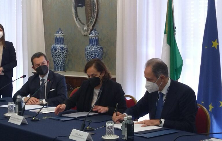 Lamorgese a Potenza firma il protocollo per il Numero Unico Emergenza