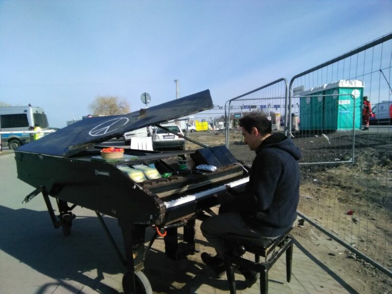 In Polonia un pianista siciliano accoglie i profughi ucraini