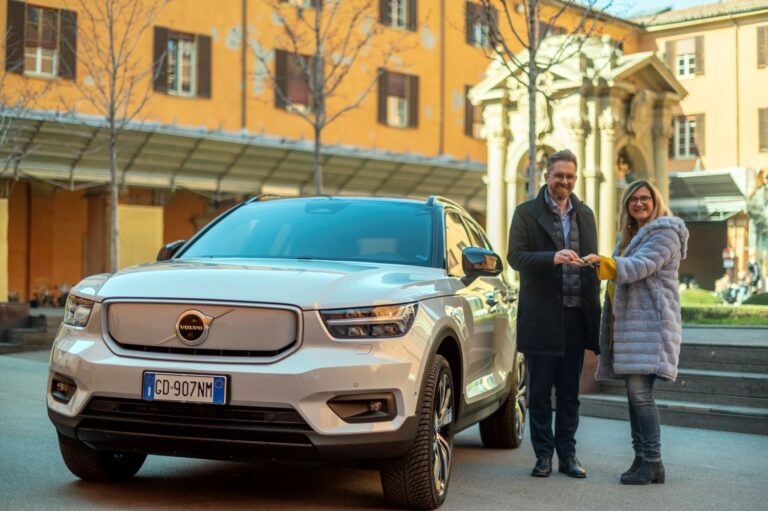 Volvo consegna LA XC40 Recharge ai sindaci di Bologna e Rimini