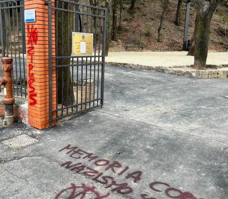 La Spezia, Toti “Scritte vergognose da cui non ci faremo intimidire”