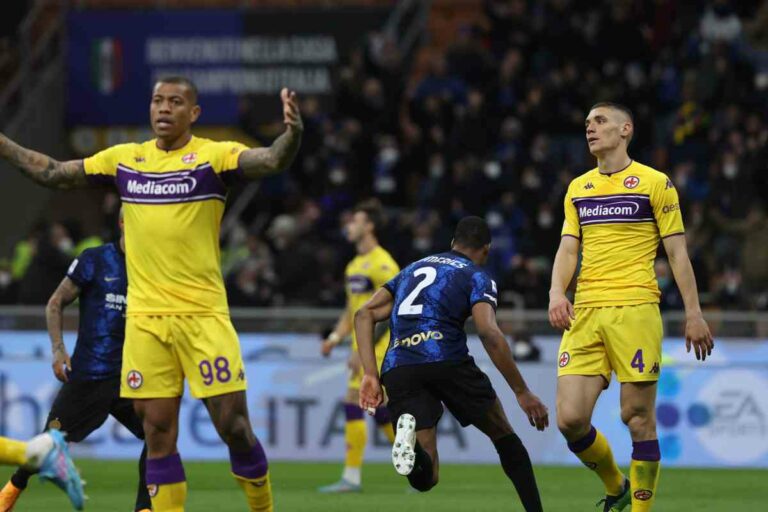 Dumfries replica a Torreira, pari fra Inter e Fiorentina