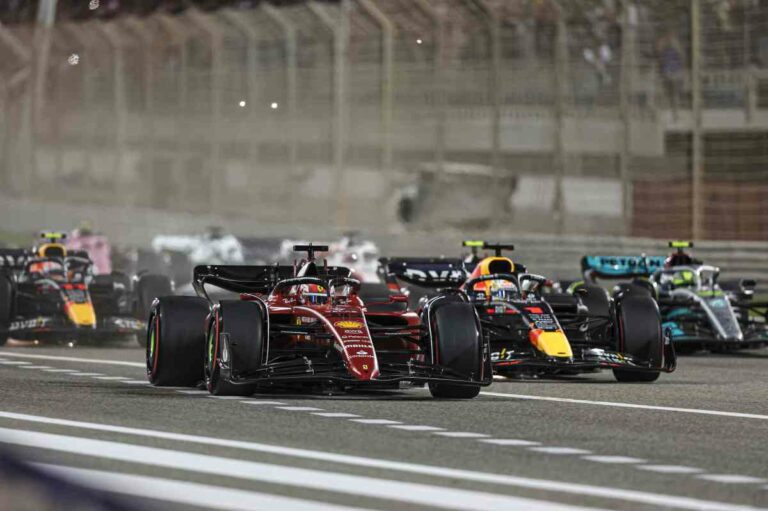 Doppietta Ferrari in Bahrain, Leclerc vince davanti a Sainz