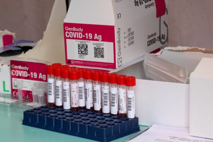 CROCE ROSSA ITALIANA LUNGA FILA DI AUTO PER ESEGUIRE TAMPONI