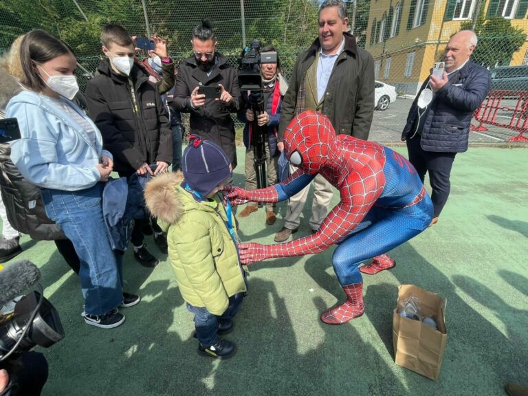 Toti e lo spiderman ligure in visita ai bambini ucraini a Santa Dorotea